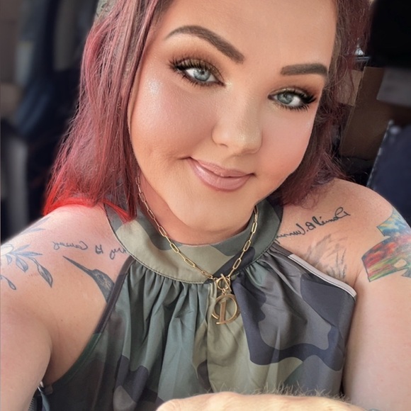 Meet your Posher, Danielle - Picture 2 of 2